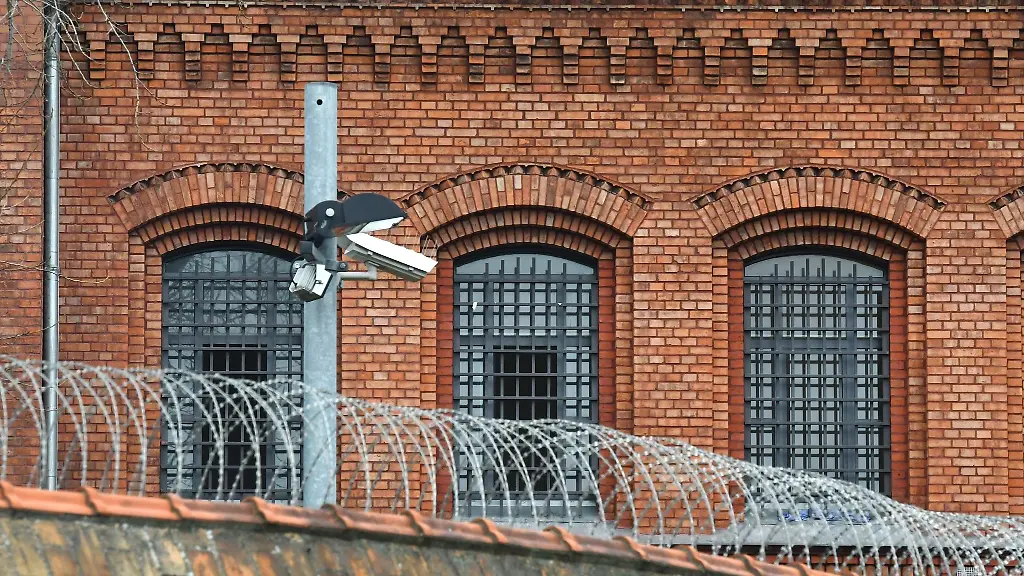 Die-Fenster-der-Justizvollzugsanstalt-JVA-Ploetzensee-in-Berlin-sind-vergittert