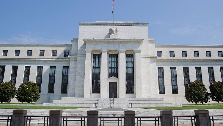 Der für die Zinspolitik zuständige Offenmarktausschuss der Fed hat die Zinsen bereits auf zwei Sitzungen in Folge nicht angetastet. Die Währungshüter hielten den geldpolitischen Schlüsselsatz Anfang des Monats in der Bandbreite von 5,25 bis 5,50 Prozent und ließen sich die Option einer künftigen Erhöhung zugleich offen. An den Terminmärkten wird allerdings damit gerechnet, dass es nicht mehr dazu kommt.