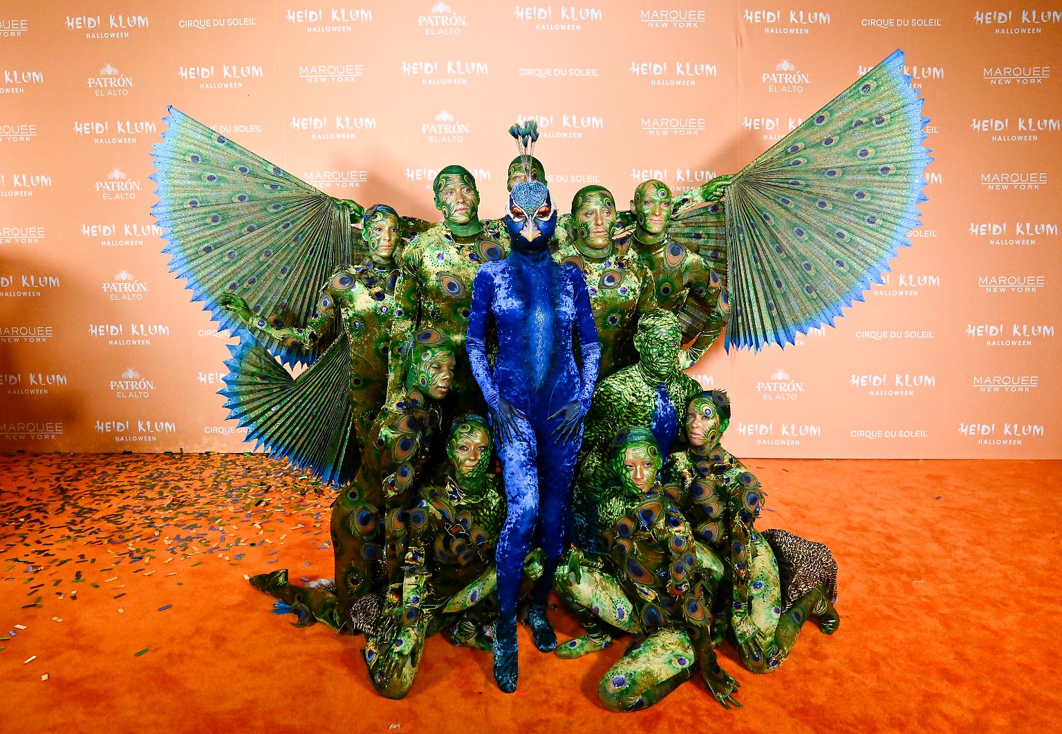 Es ist ein schillernder Auftritt: Heidi Klum als Pfau, ...