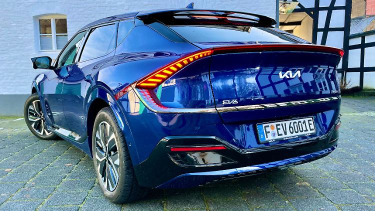 Der Kia EV6 polarisiert durchaus mit eigenwilligem Design. Keine Fahrzeugpartie trägt diesen Einschlag besser zur Schau als das Heck mit dem markanten Vorsprung inklusive außergewöhnlich gezeichneter Rückleuchten.