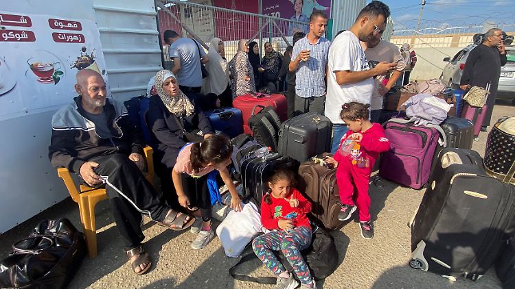 Palästinenser mit weiterer Staatsangehörigkeit warten in Rafah auf die Chance, auszureisen.