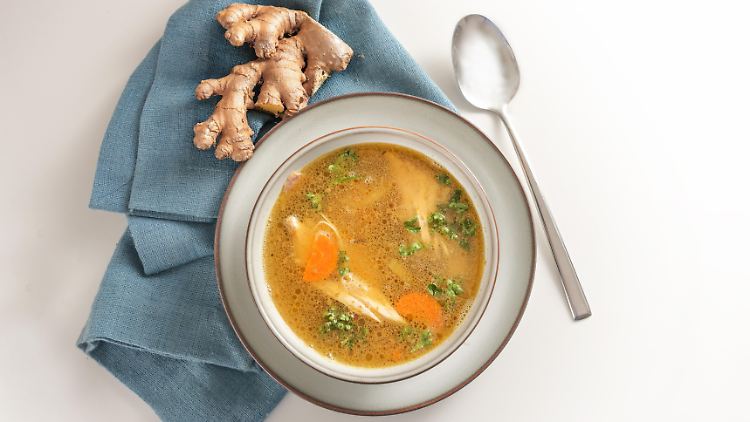 Hühnersuppe und Ingwer - beides empfehlenswert bei einer Erkältung.