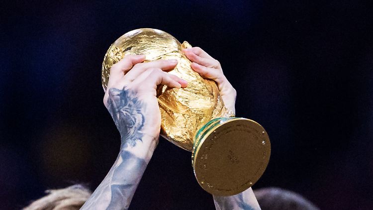 Mutmaßlich wird ein Team 2034 den WM-Pokal in den saudischen Nachthimmel heben.