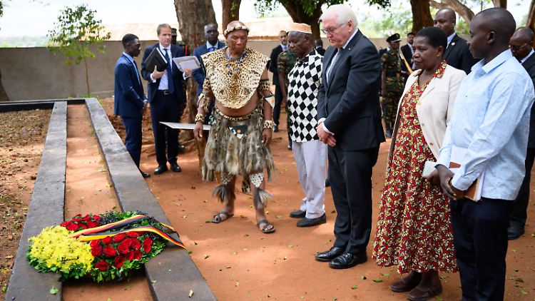 Steinmeier legte zusammen mit Maji-Maji-Nachfahren einen Kranz am Denkmal im Memorial Park von Songea nieder. 