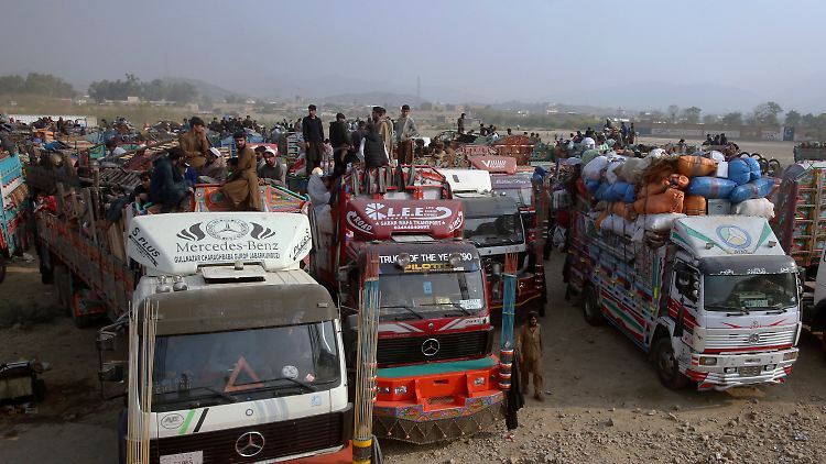 50 Lastwagen voller Menschen warteten nach Angaben eines Grenzbeamten in Torkham.