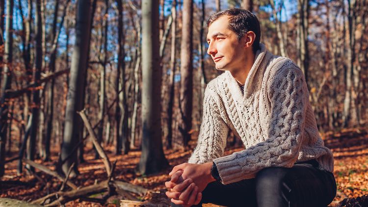Strickkleidung für Männer? So tragen Herren die kuscheligen Pullover und Strickjacken.