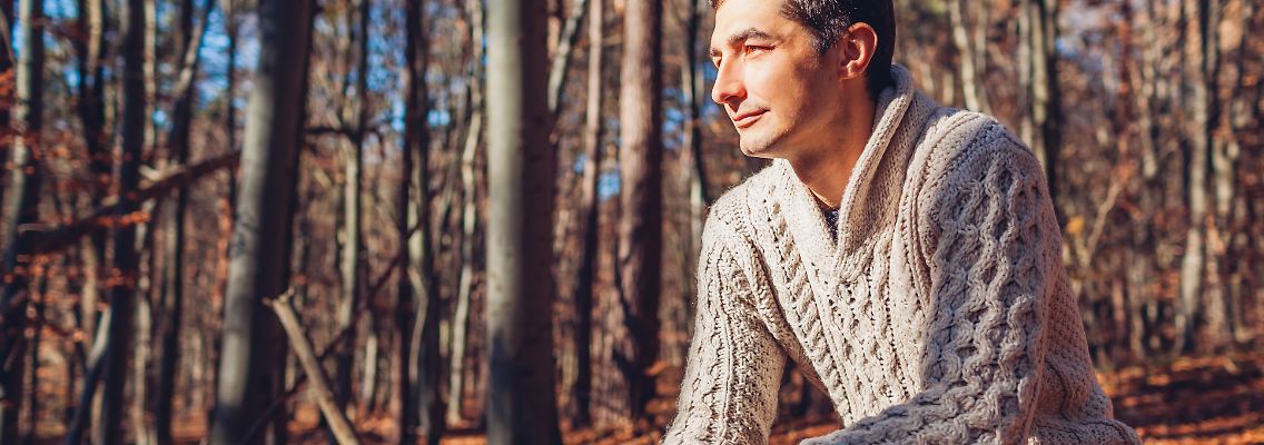 Strickkleidung für Männer? So tragen Herren die kuscheligen Pullover und Strickjacken.