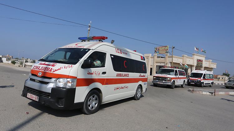 Krankenwagen transportieren Verletzte nach Ägypten.