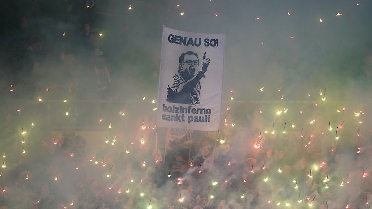 Die Fans des FC St. Pauli huldigen Ewald Lienen und geben die Richtung vor: "Genau so!"