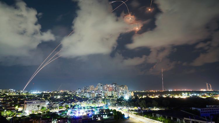 Das israelische Luftabwehrsystem Iron Dome fängt eine aus dem Gazastreifen abgefeuerte Rakete ab.