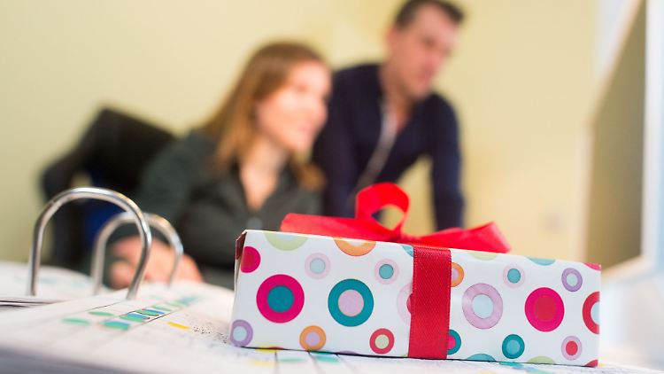 Geschenke im Arbeitsumfeld: Im öffentlichen Dienst gelten strengere Regeln als in der freien Wirtschaft, um den Verdacht auf Vorteilsgewinnung zu vermeiden.