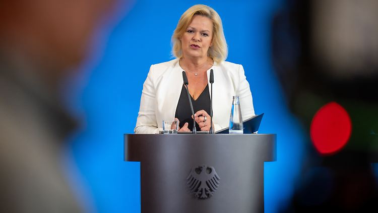 Innenministerin Nancy Faeser nimmt an einem Pressestatement zum neuen Gesetzespaket teil.