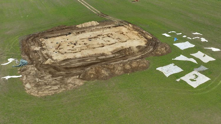 Monumentaler Grundriss der Versammlungshalle bei Ausgrabungen einer Siedlung in der Nähe des "Königsgrabs".