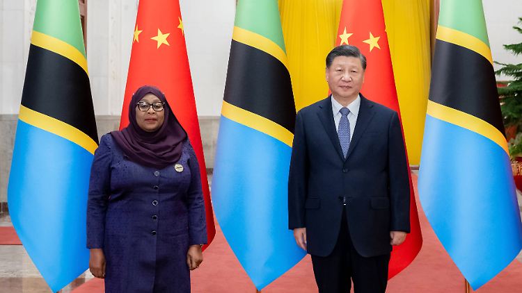 Die tansanische Präsidentin Samia Suluhu Hassan im November 2022 zu Besuch bei ihrem chinesischen Amtskollegen Xi Jinping.