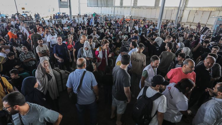 Menschen warten am Grenzübergang Rafah auf ihre Ausreise aus dem Gazastreifen. 