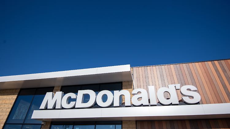 "Die McDonald's Corporation finanziert oder unterstützt keinerlei Regierungen, die in den Konflikt verwickelt sind", sagt ein Sprecher von McDonald's.