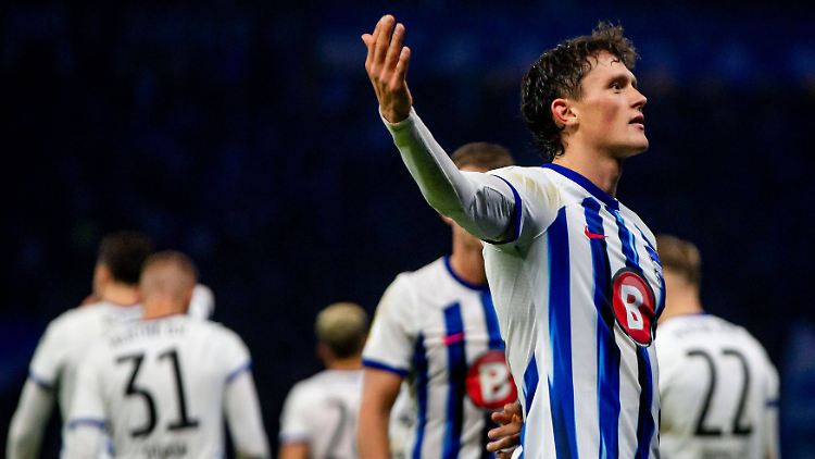 Hertha-Stürmer Fabian Reese genießt den Jubel der Hertha-Fans.