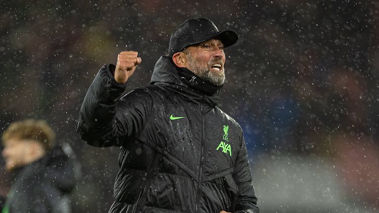 Das bisschen Regen bringt Jürgen Klopp nicht aus dem Konzept.