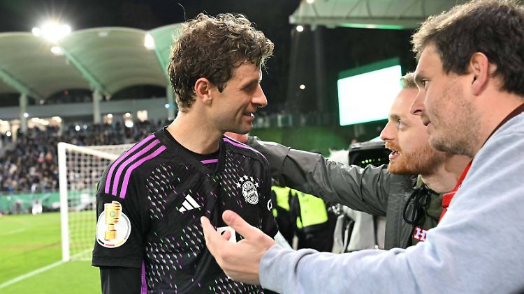 Thomas Müller bei den Fans.