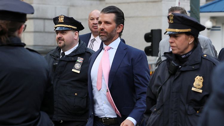 Umgeben von Polizisten: Donald Trump Jr. soll gemeinsam mit seiner Familie über Jahre die Vermögenswerte aufgebläht haben. 