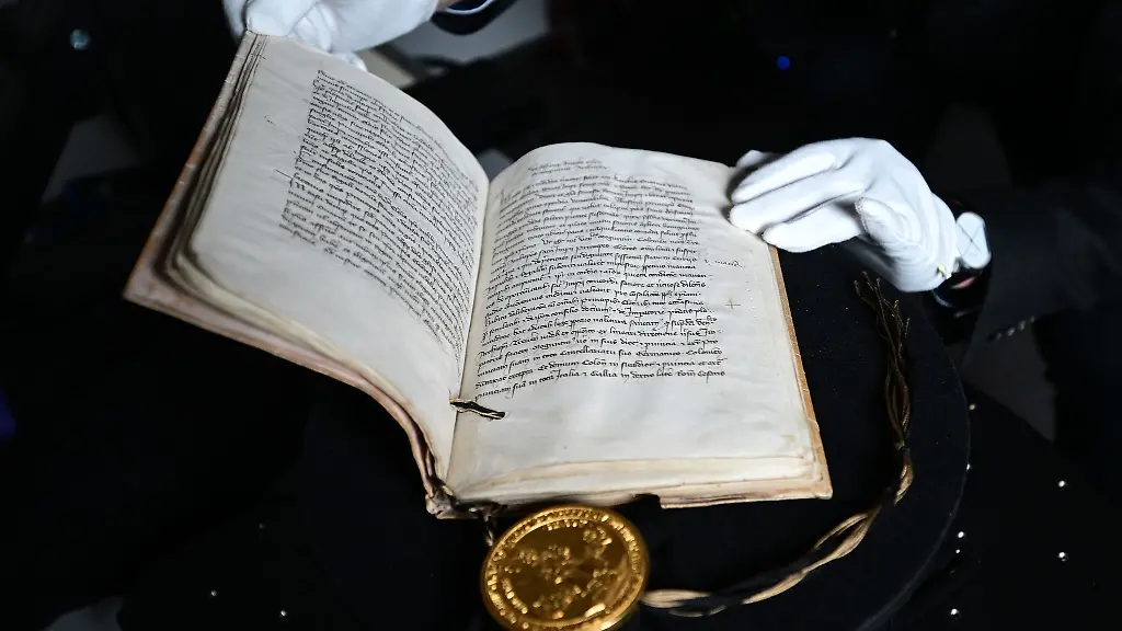 Die-Goldene-Bulle-von-1356-die-zum-Weltdokumentenerbe-der-UNESCO-gehoert-sowie-weitere-Unikate-sollen-als-3D-Digitalisate-der-Oeffentlichkeit-zugaenglich-gemacht-werden
