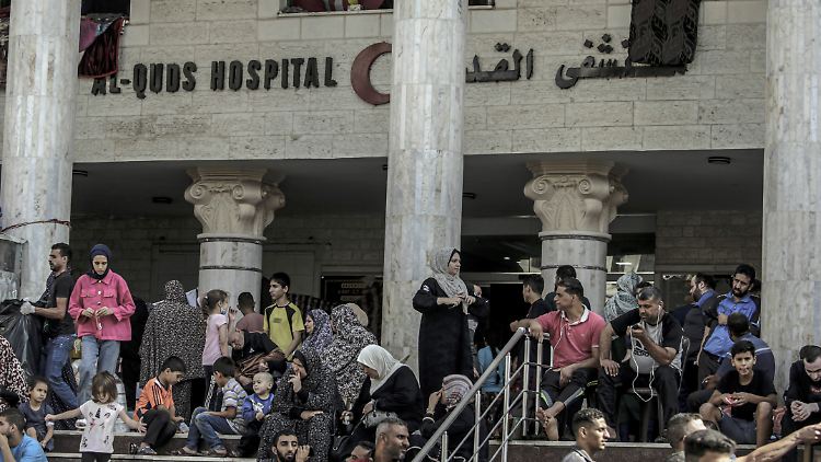 Das Al-Kuds-Krankenhaus in Gaza-Stadt wird vom Palästinensischen Roten Halbmond betrieben. Derzeit befinden sich neben den Patientinnen und Patienten rund 12.000 Schutzsuchende in der Klinik.