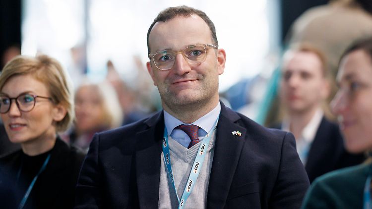 Spahn will, dass nur Geflüchtete mit dauerhaftem Aufenthaltsrecht die regulären Sozialleistungen erhalten. 