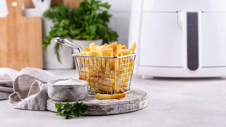 Der Heißluftfritteusen-Test beweist, welche Küchengeräte die leckersten Pommes zum Snacken backen.