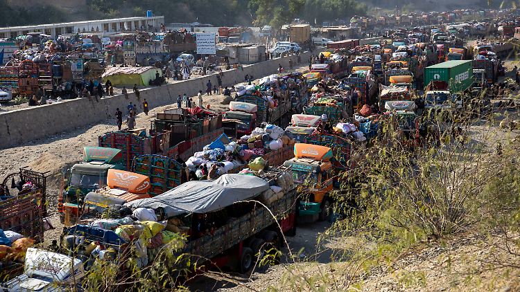 Afghanische Staatsangehörige in Pakistan kehren am Grenzübergang Torkham nach Afghanistan zurück. 
