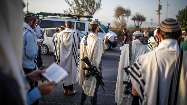 Bewaffnete Siedler 2022 vor der palästinensischen Stadt Nablus. Ihre Siedlungen sind nach dem Völkerrecht illegal. 