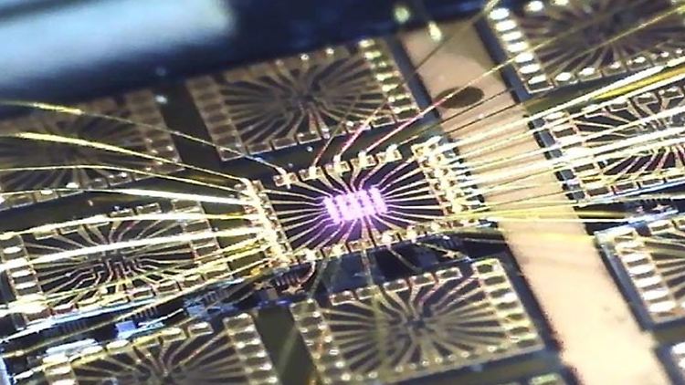 Mikroskopische Aufnahme von VCSELs in der Anwendung als optischer neuromorpher Computer.