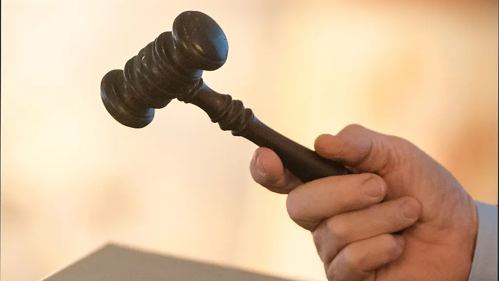 Ein-Auktionshammer-wird-waehrend-einer-Versteigerung-gehalten