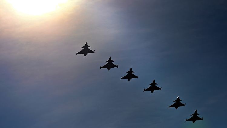 Kampfflugzeuge vom Typ Gripen. Berichten zufolge bildet Schweden bereits ukrainische Soldaten an dem Jet aus.
