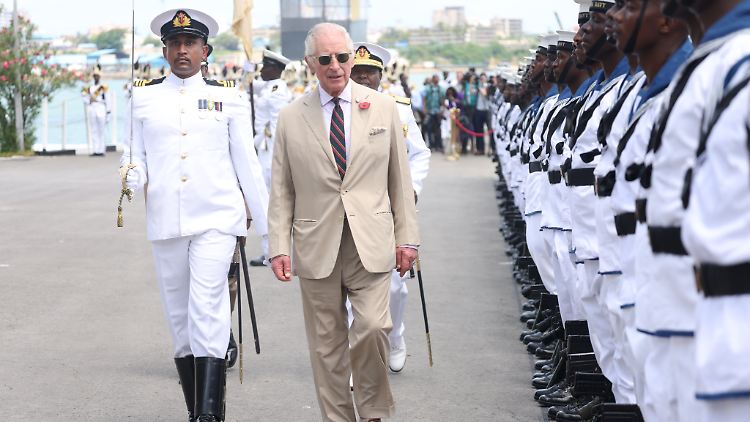 König Charles III. geht an einer Ehrengarde vorbei, als er im Marinestützpunkt Mtongwe feierlich empfangen wird.