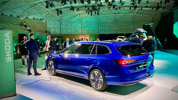 Behutsam weiterentwickelt: Fast erkennt man gar nicht, dass es sich beim jetzt enthüllten Superb um ein komplett neues Auto handelt. Der Tourer basiert wie der Volkswagen Passat auf dem modularen Querbaukasten der Evo-Generation..