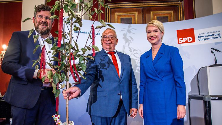 Ministerpräsidentin Schwesig ist bereits die dritte Regierungschefin, mit der es Till Backhaus zu tun hat.
