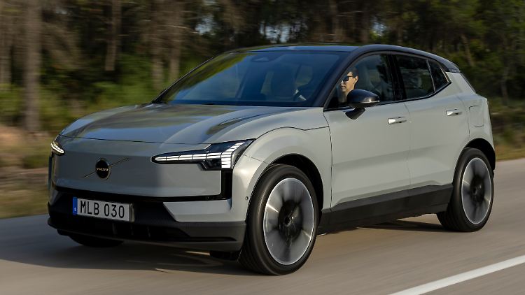 Leuchten in Thors-Hammer-Optik: Es handelt sich ziemlich sicher um einen Volvo, wenn auch noch das prominent platzierte Markenlogo sichtbar ist.