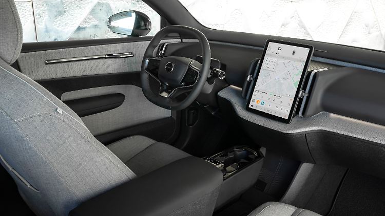Dass der Volvo kein separates Kombiinstrument besitzt, ist nicht immer von Vorteil: Nimmt man beispielsweise bei laufender Navigation Einstellungen vor, sind die Kommandos für die Zielführung in dem Moment nicht sichtbar.