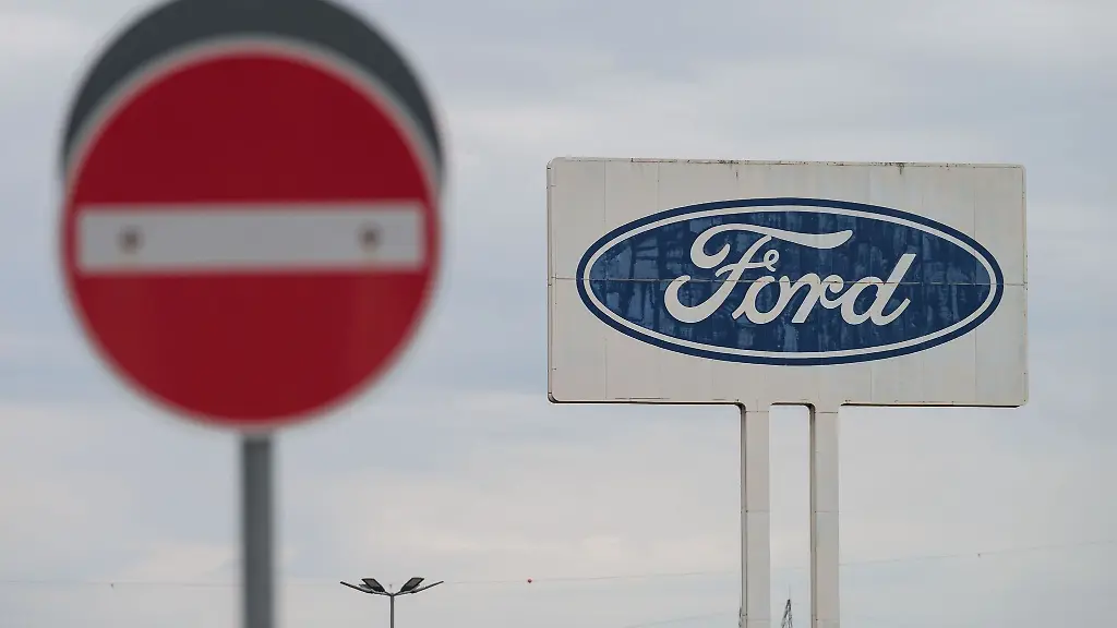 Blick-auf-das-grosse-Logo-von-Ford-auf-dem-Parkplatz-des-Werks-Saarlouis