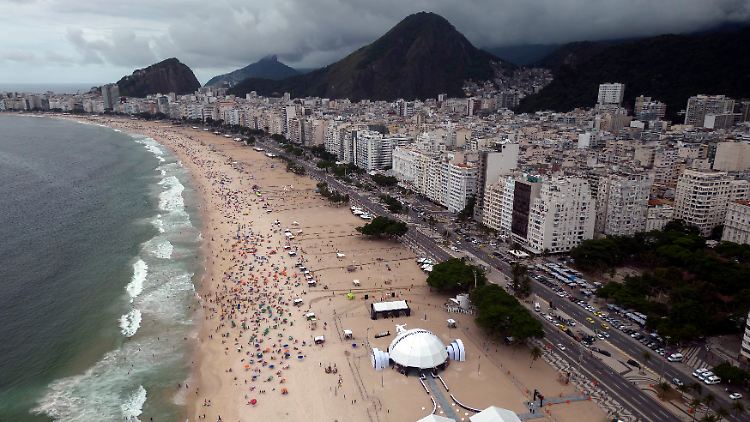 Das CONMEBOL-Fanfestgelände wird am Strand der Copacabana aufgebaut (Bild vom 2. November).