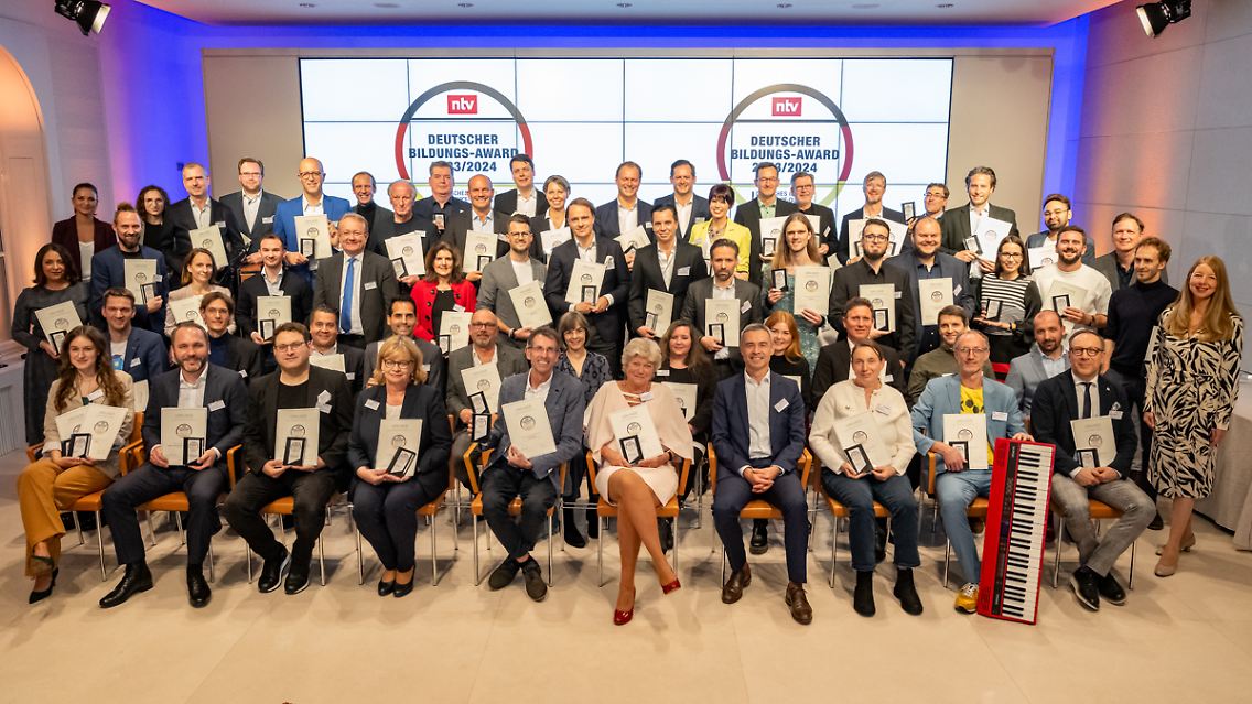Deutscher_Bildungs-Award_021123_Gruppenbild.jpg