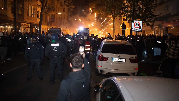 Bei pro-palästinensischen Demonstrationen in Berlin-Neukölln kommt es immer wieder zu Ausschreitungen.