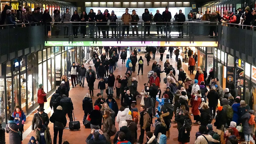 Saengerinnen-und-Saenger-des-Aida-Chores-veranstalten-auf-der-oberen-Etage-der-Wandelhalle-im-Hauptbahnhof-einen-Flashmob