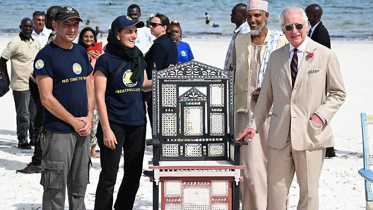 Recycelter Kunststoff statt Elfenbein: König Charles III. mit seinem ungewöhnlichen Präsent.