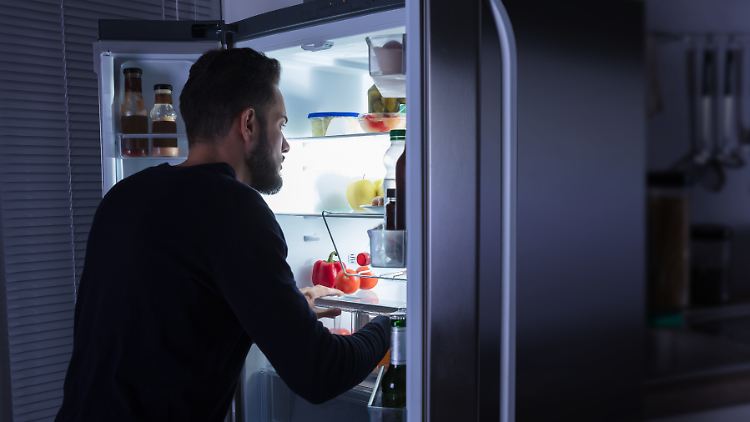 Bei Menschen mit Night-Eating-Syndrom ist die innere Uhr aus dem Takt.