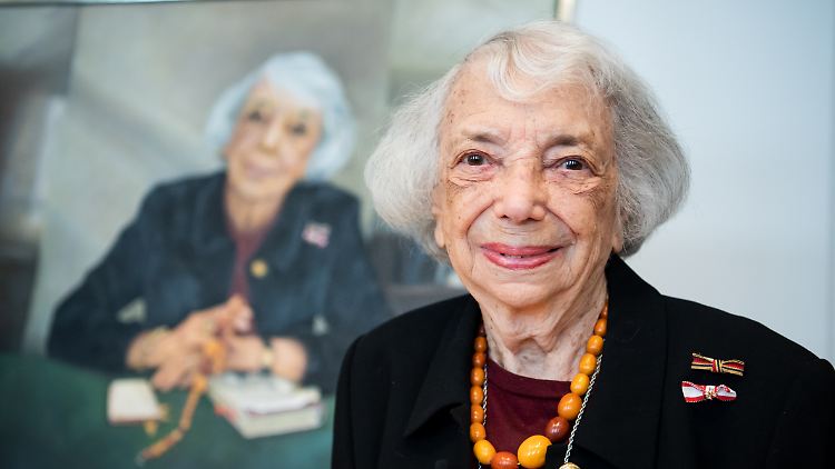 2020 zelebriert Margot Friedländer die Enthüllung vor ihrem Ehrenbürgerporträt im Berliner Abgeordnetenhaus.