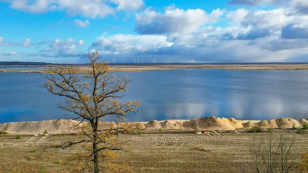Blick-ueber-den-neu-entstehenden-Cottbuser-Ostsee-Luftaufnahme-mit-einer-Drohne