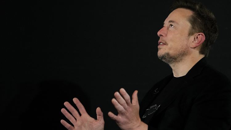 "Wir werden kein universelles Grundeinkommen haben, wir werden universelles Großeinkommen haben", sagt Musk.