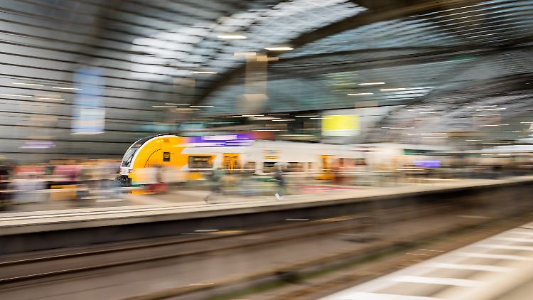 Bund und Länder haben bis 2025 jährlich jeweils 1,5 Milliarden Euro für das Ticket zugesagt.