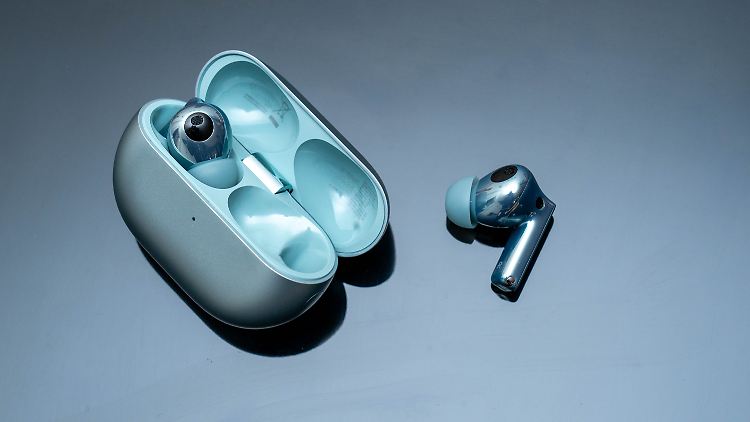Der Metallic-Look muss einem gefallen, in unauffälligen Farben gibt’s die Freebuds Pro 3 nicht.